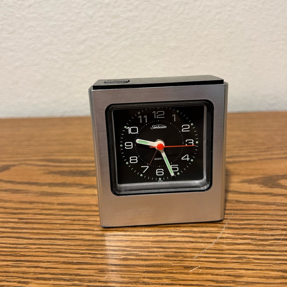 Sunbeam Black and White Cordless Electric Clock
